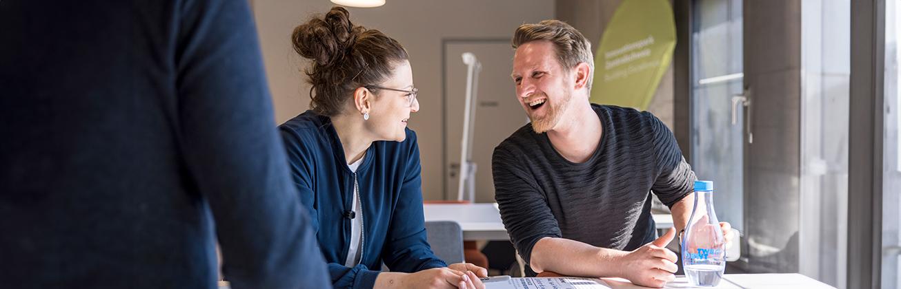 Zwei Menschen unterhalten sich miteinander