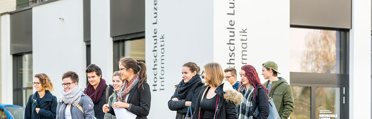 Junge Männer und Frauen besichtigen den Campus Zug-Rotkreuz.
