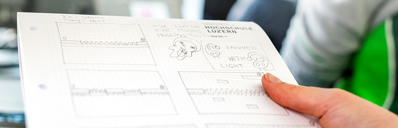 Hand hält Stundenplan