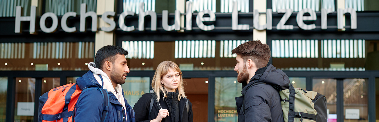 Studierende vor Eingang Campus Zug-Rotkreuz