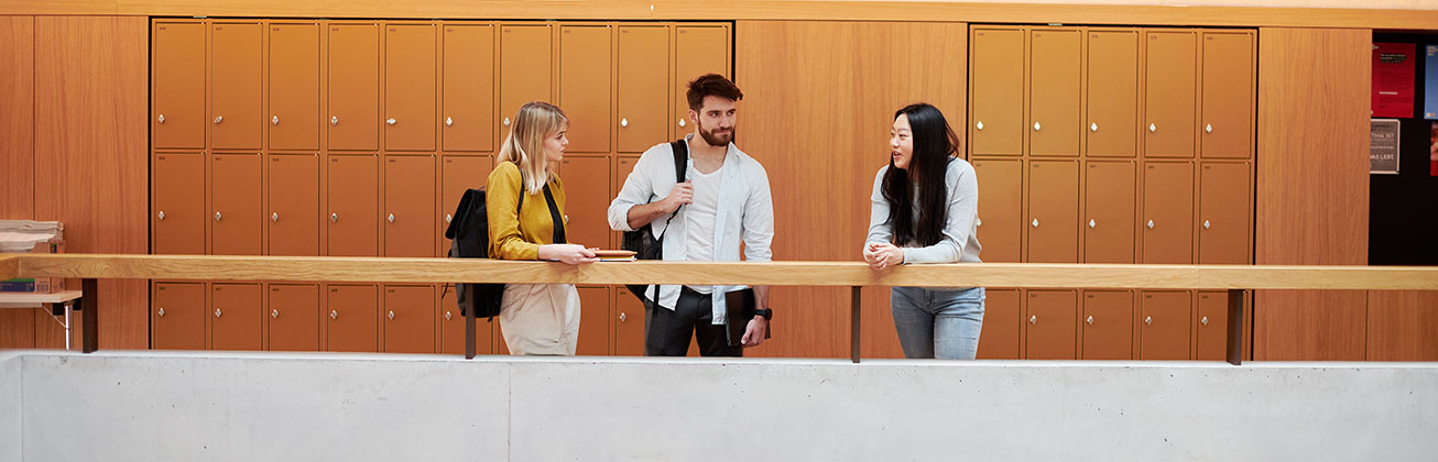 Drei Studierende im Gang am Campus Zug-Rotkreuz