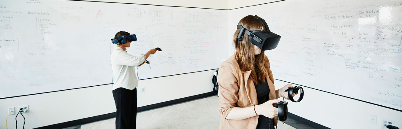 Zwei Personen testen Augmented und Virtual Reality Brille