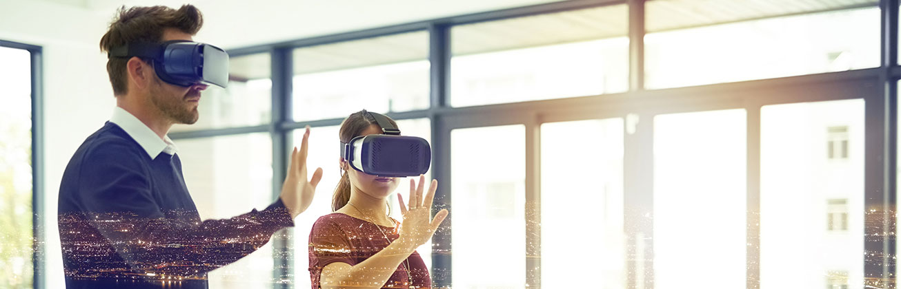 Personen testen Augmented und Virtual Reality Brille