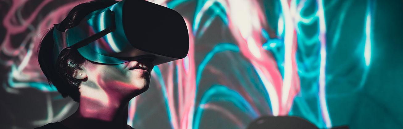 Kind mit VR-Brille mit Farben im Hintergrund