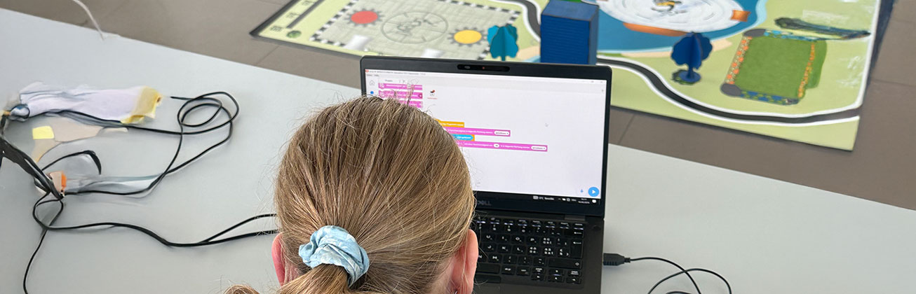 Ein Mädchen arbeitet am Laptop