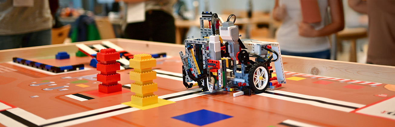 Lego-Roboter auf einem Spielfeld