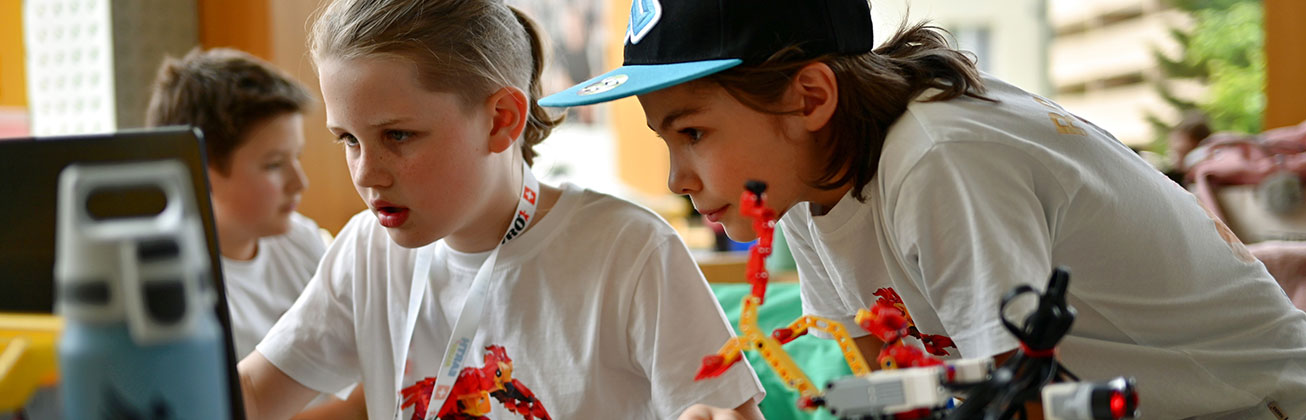 Zwei Kinder arbeiten an einem Laptop