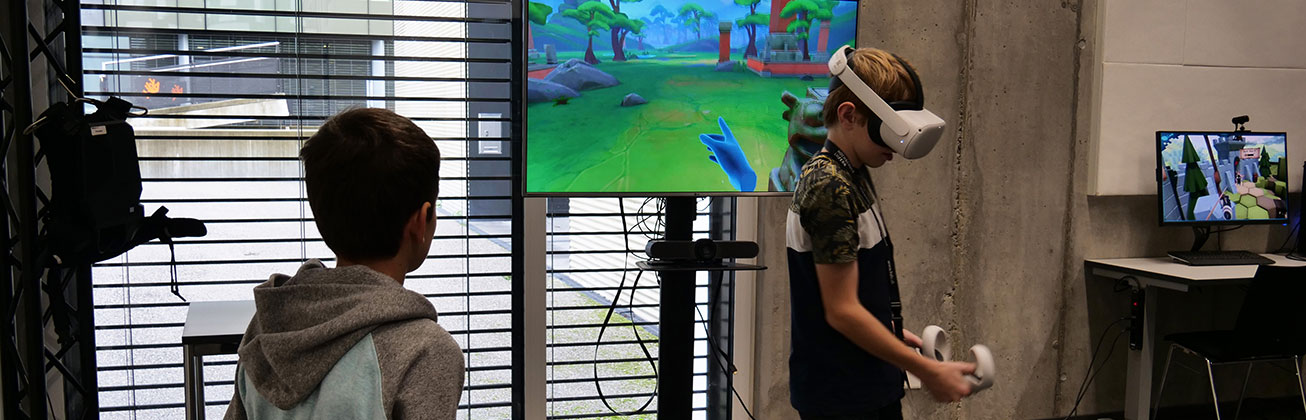 Zwei Jungen in einem Virtual Reality Raum