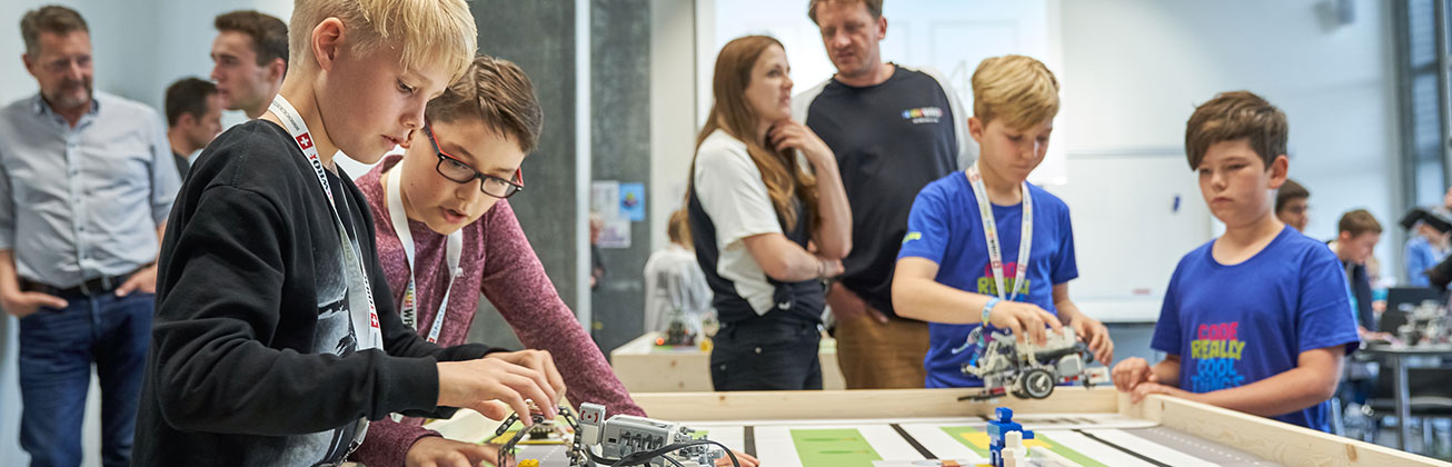 Kinder präsentieren ihre Lego Mindstorm Roboter an der World Robot Olympiad