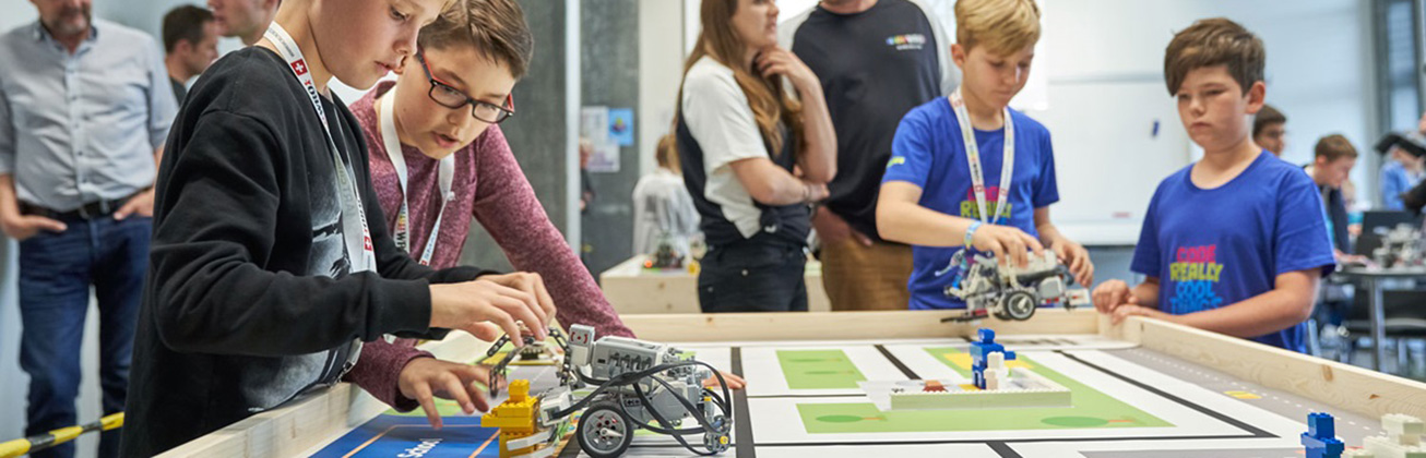 Kinder nehmen an Robotik Wettbewerb teil