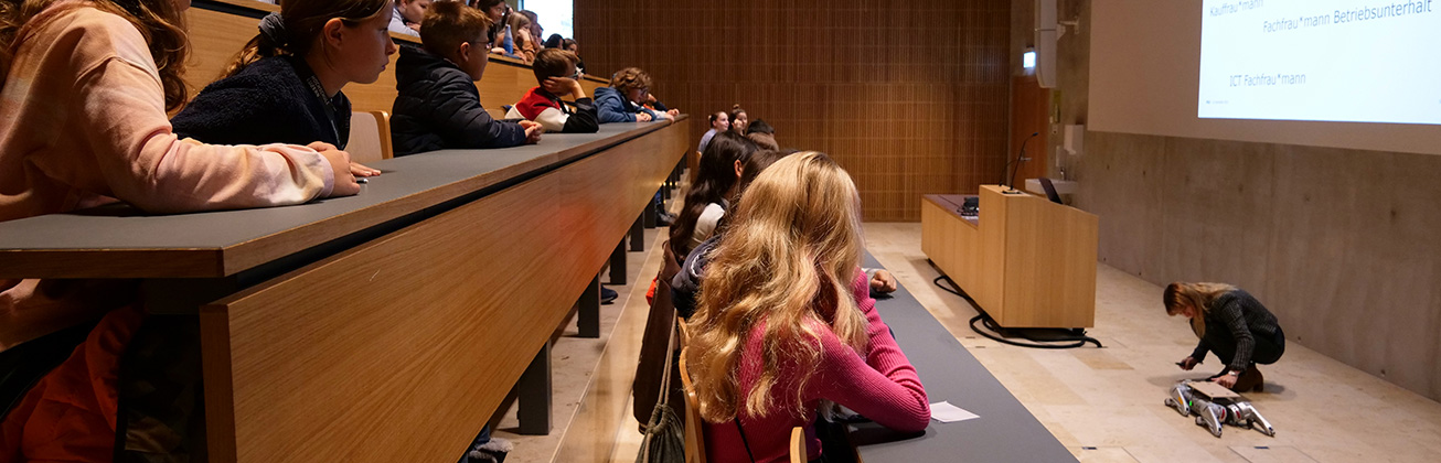 Kinder in grossem Vorlesungssaal