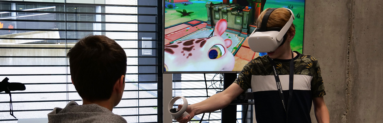 Zwei Jungen spielen mit Virtual Reality Brille