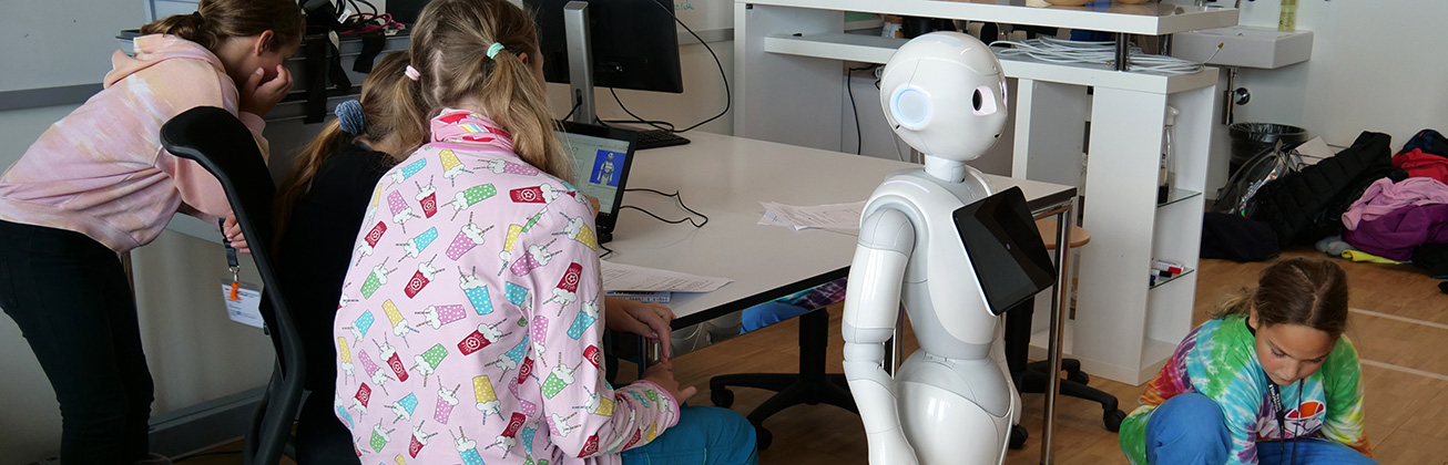 Mädchen programmieren einen Roboter