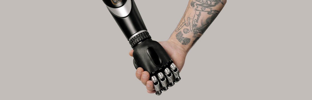 Roboterhand hält Menschenhand