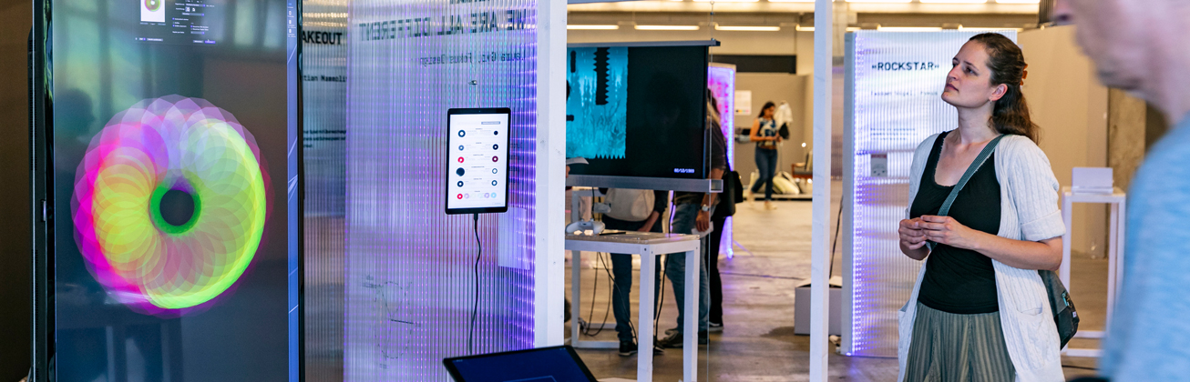 Frau schaut auf digitale Bildschirme