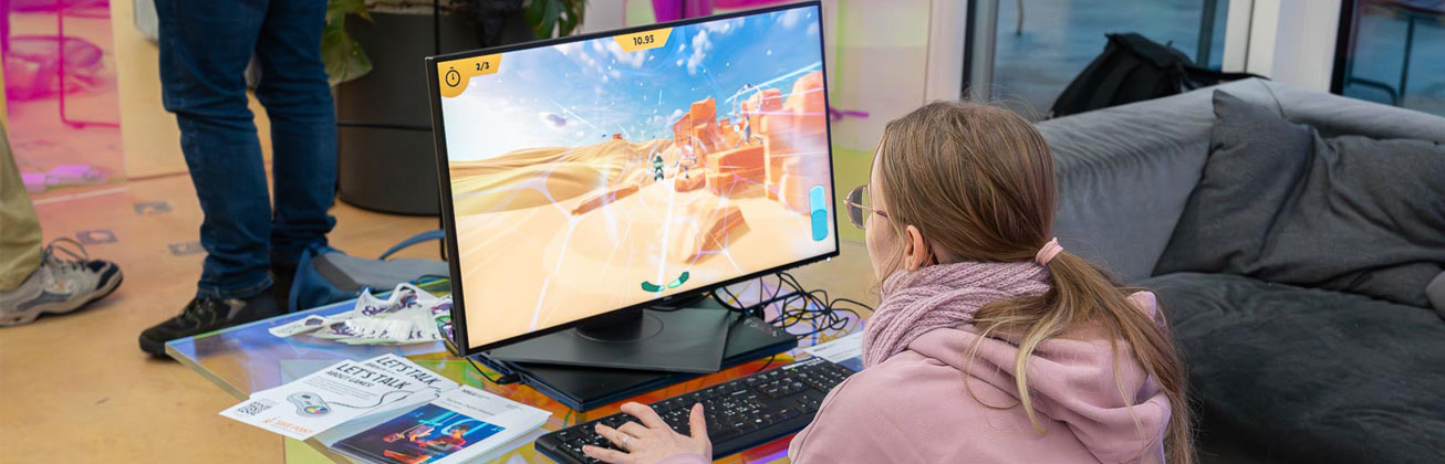 Eine Studentin programmiert ein Spiel auf ihrem Computer