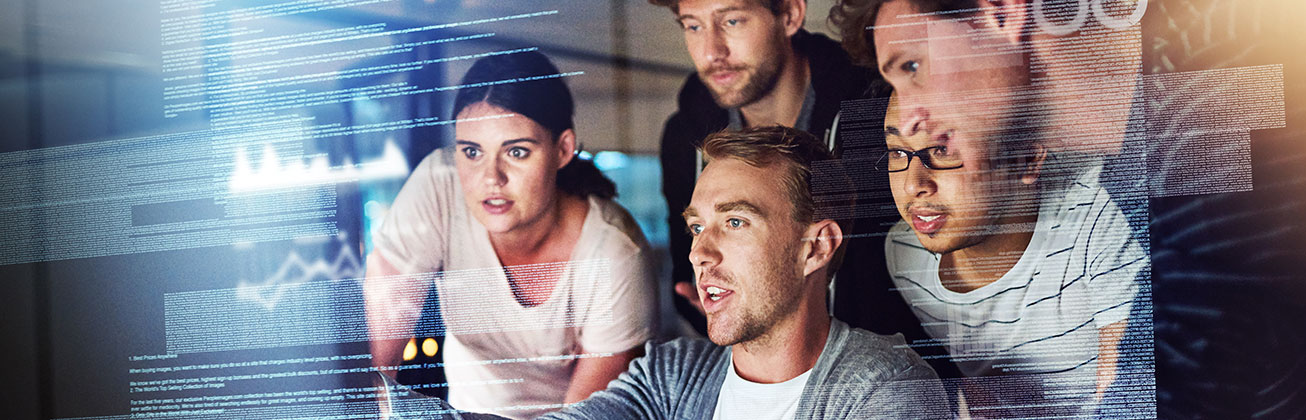 Fünf Menschen arbeiten an einem Computer