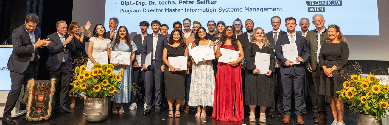 ITDS Absolventen mit ihren Diplomen