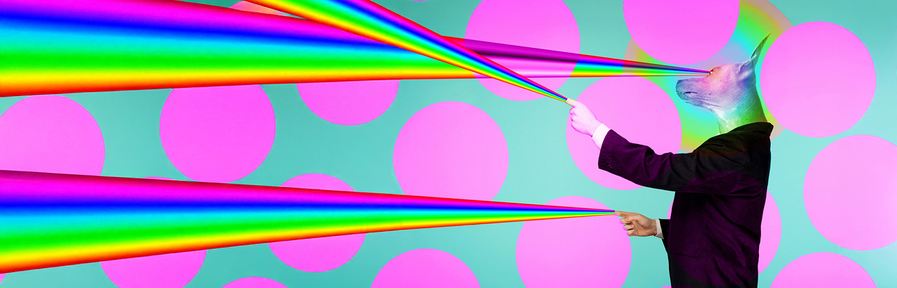 Eine Person im Anzug und mit Katzenkopf strahlt Regenbogenstrahlen aus den Augen und den Händen. Im Hintergrund sind pinke Punkte. 