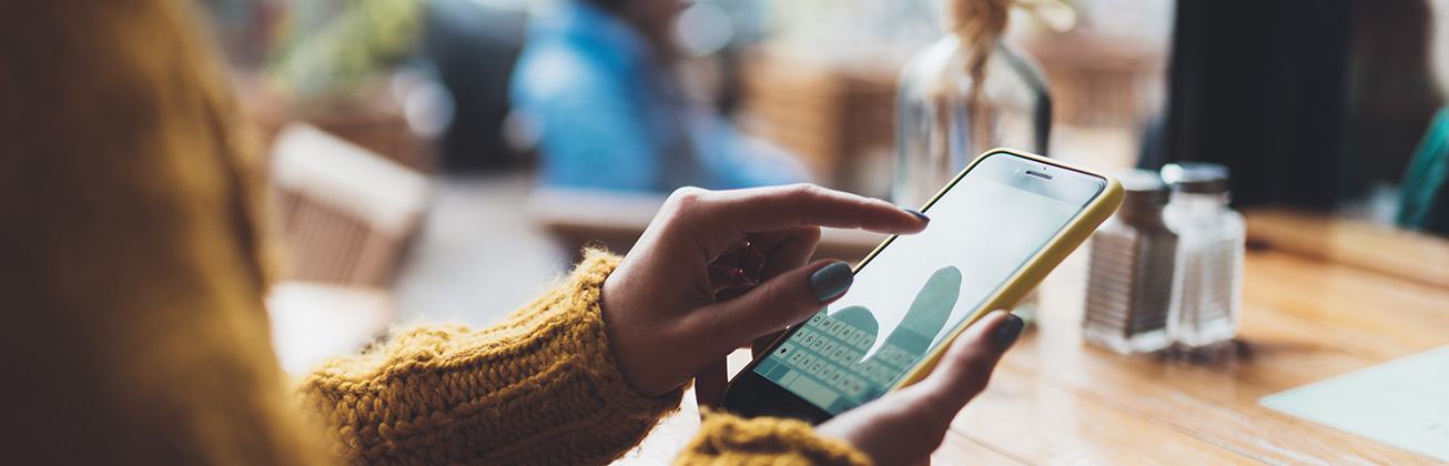 Eine Frau schreibt eine Nachricht auf ihrem Smartphone