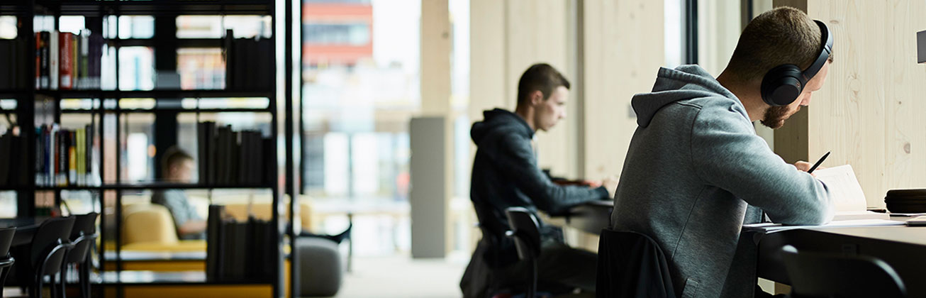 Student in der Bibliothek