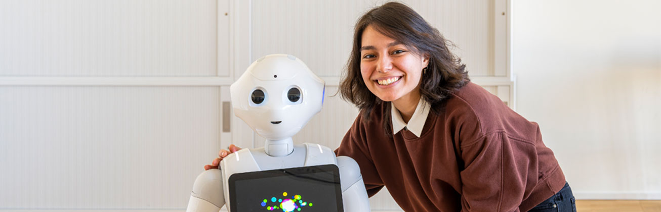 Studierende mit Roboter