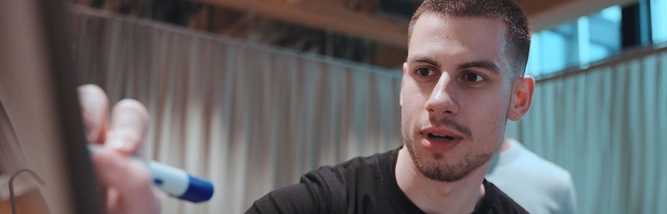 Student schreibt auf Whiteboard