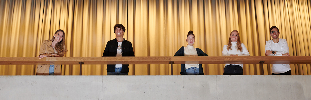 Fünf Studierende schauen in die Kamera