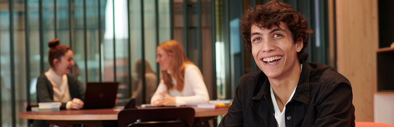 Studierende in Aufenhaltsraum