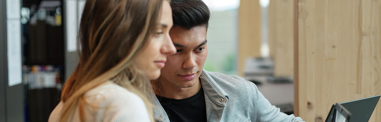 Eine Studentin und ein Student arbeiten gemeinsam am Computer