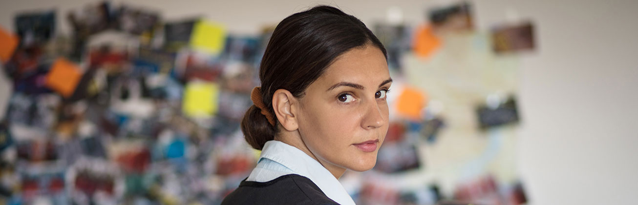 Frau schaut in die Kamera