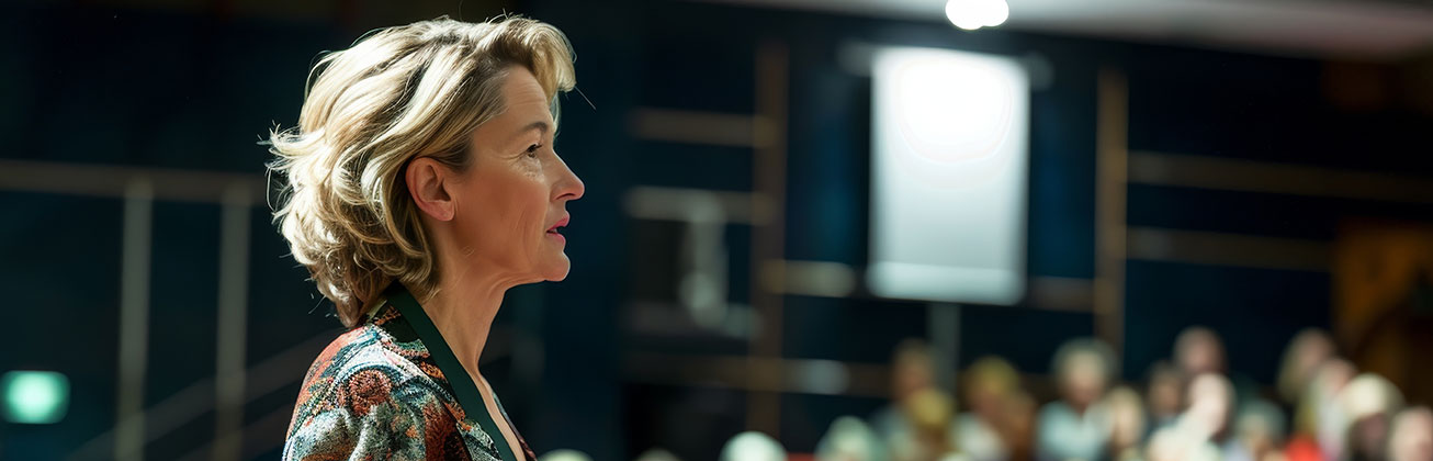 Eine Frau präsentiert vor einer Gruppe