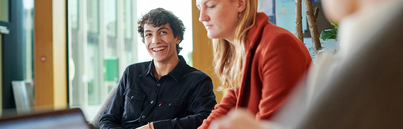 Ein junge Mann lacht