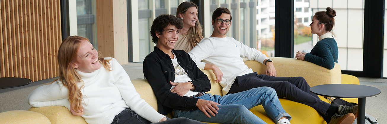 Studierende auf Sofa