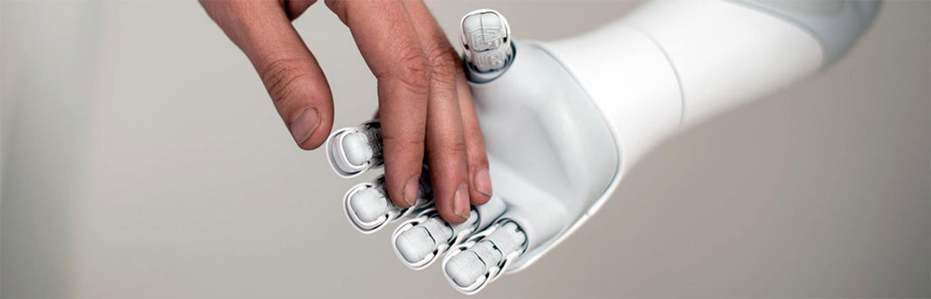 Menschenhand und Roboterhand