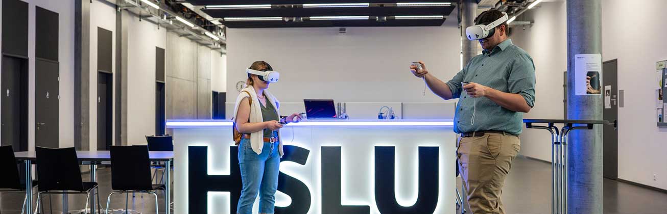 2 Personen mit VR Headset