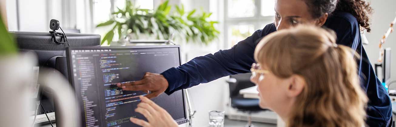 Zwei Frauen schauen auf Bildschirm – HSLU