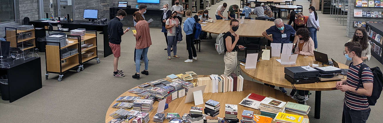 Bibliothek mit Studierenden