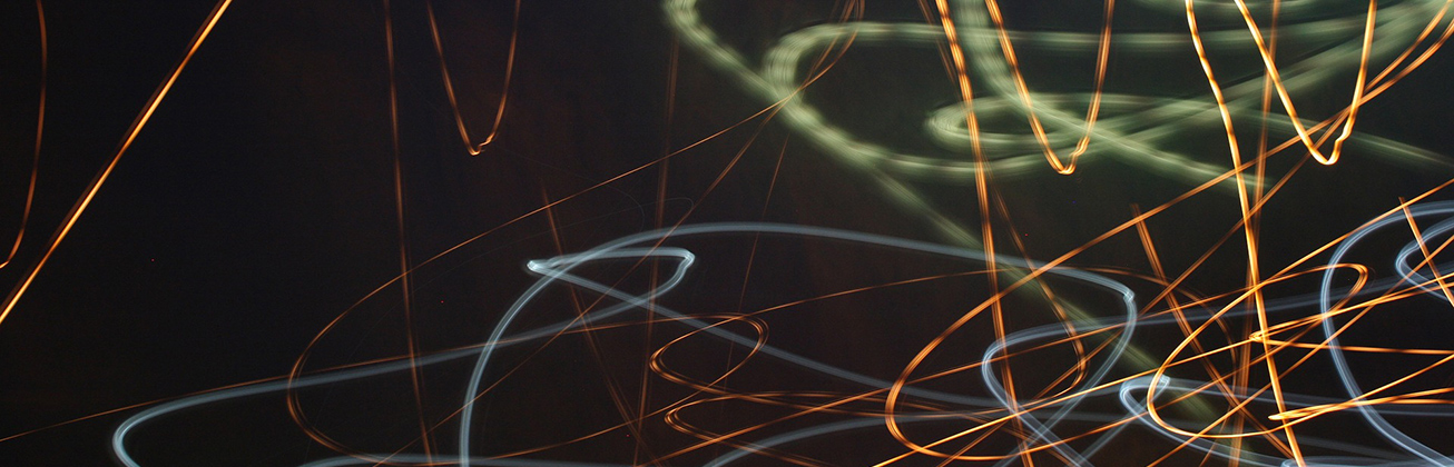 Licht-Installation in einem dunklen Raum