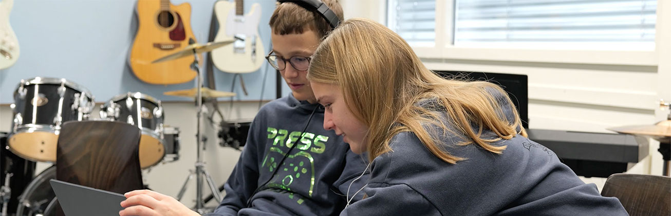 Jugendliche beim Testen der Software