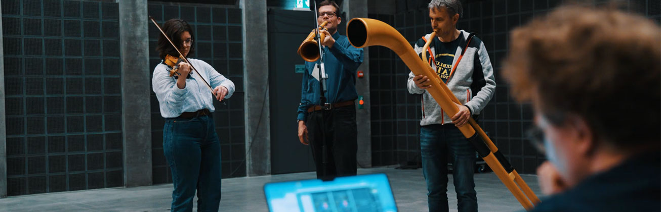 Musikschaffende und Informatiker bei der Probe