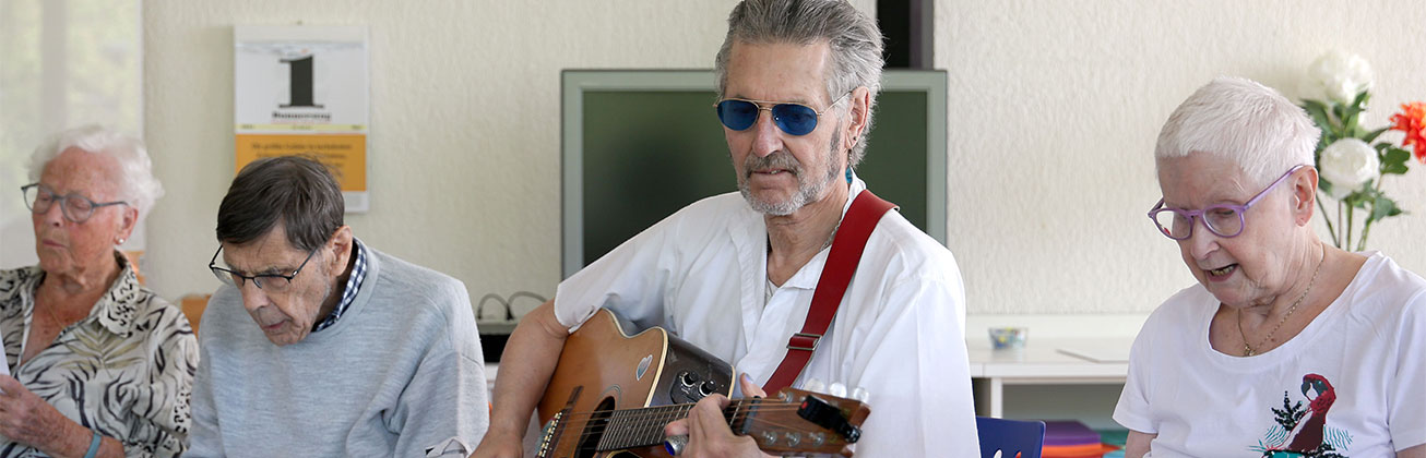 Senioren und Seniorinnen beim Singen