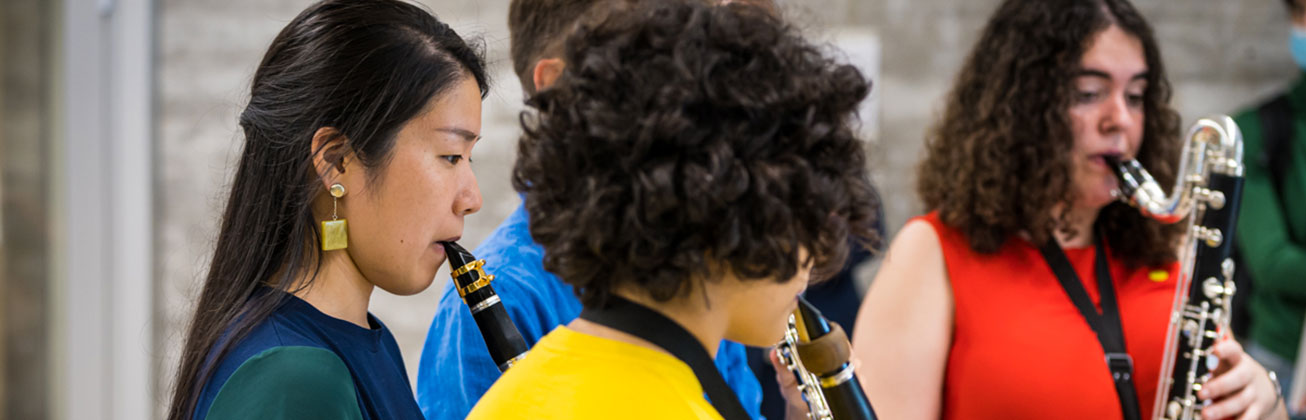 Junge Musik-Studierende spielen auf Holzblasinstrumente