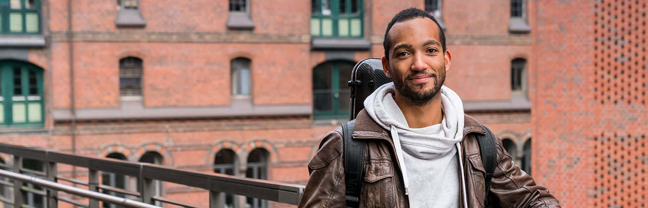Ein Musikstudent in der Speicherstadt Hamburgs. 