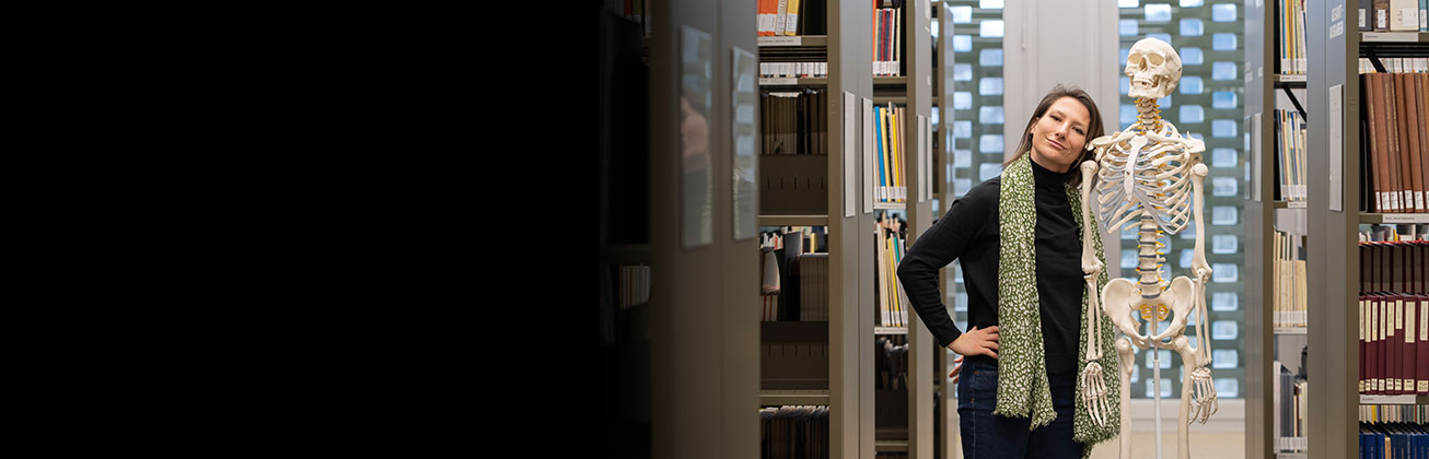 Portrait von Sarah Keusch in der Musikbibliothek