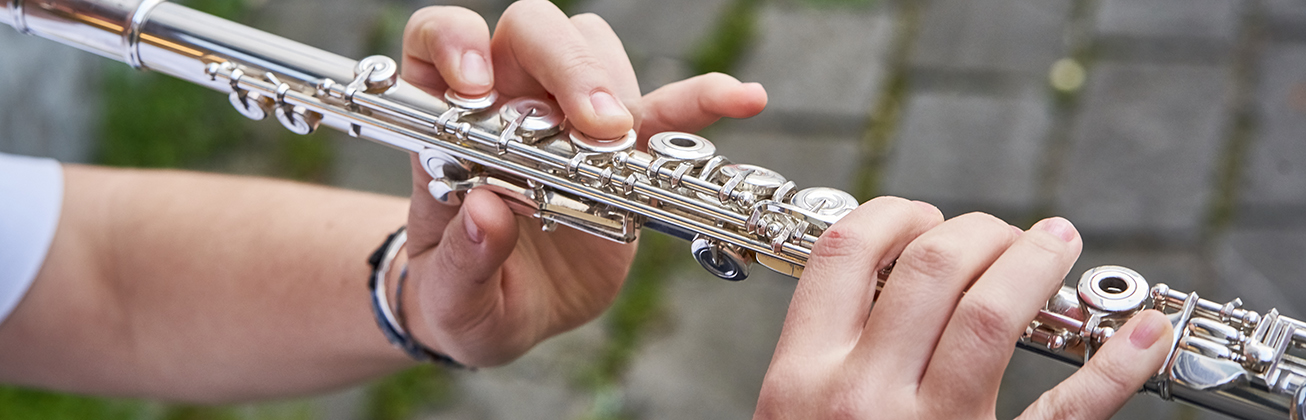 Nahaufnahme Hände halten Querflöte