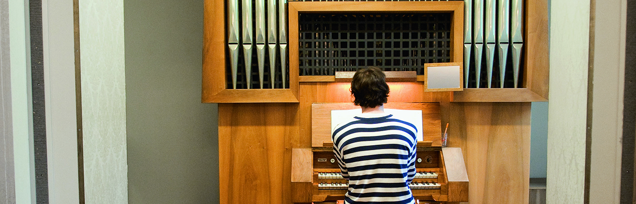 Student an der Orgel