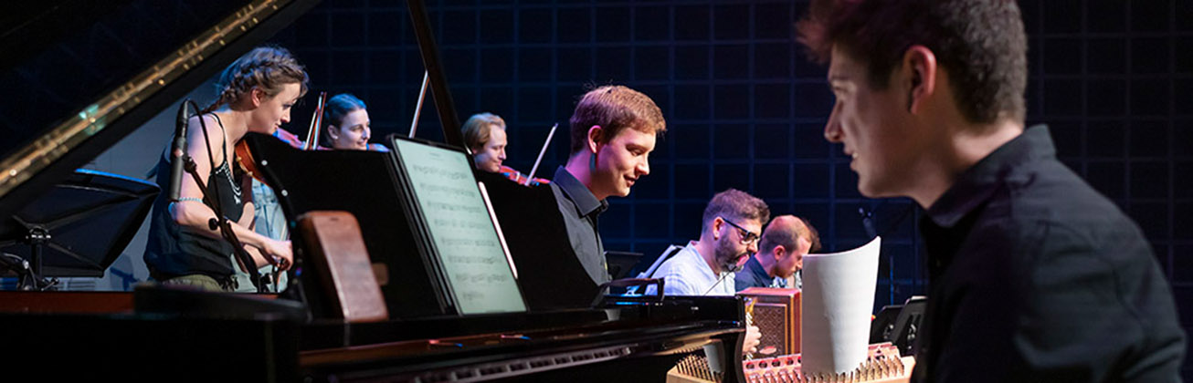 Alpinis auf der Bühne des Club Knox