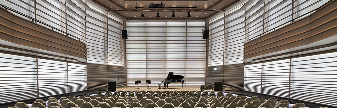 Ein Klavier steht auf der Bühne des Konzertsaals Salquin der Hochschule Luzern - Musik.