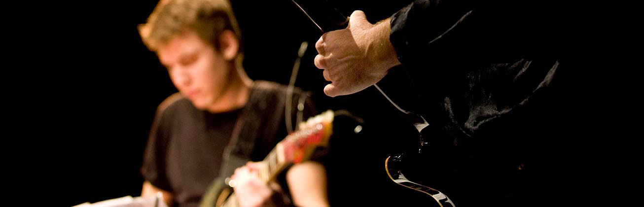 Zwei Gitarristen bei Konzert